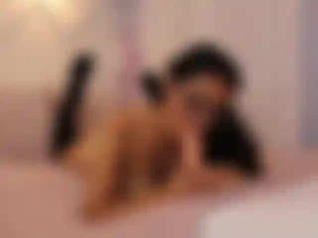 En train de sucer un gode sur mon lit.