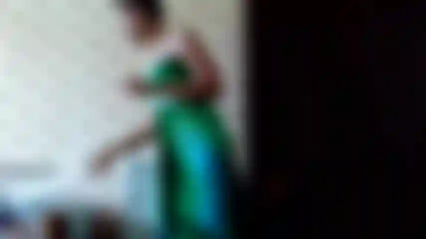 Dans la chambre du sanatorium, baise ma chatte en double pénétration sur le réfrigérateur et après sur le lit avec un jouet d'écriture et une bonne taille de gode.