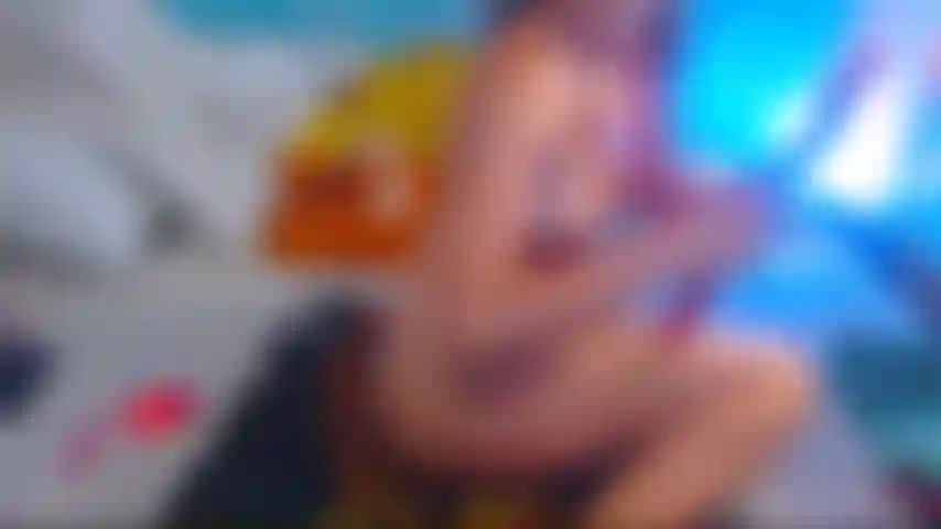 Me fesser le cul par une ceinture rouge sur un grand lit.