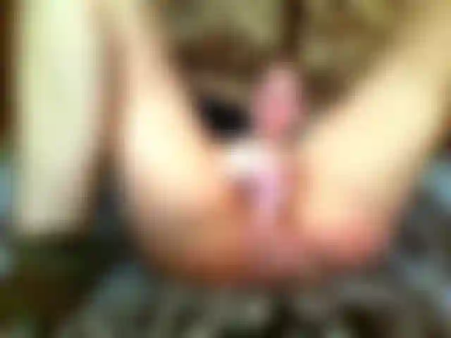 Wtite jouet dans la chatte et gode bon emplacement dans la chatte en même temps et orgasme double pénétration dans la chatte.