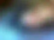 Orgasme en bas noirs et hauts talons rayés.