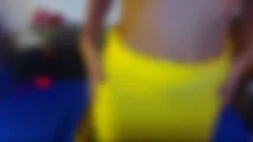 Baise mon gode de bonne taille et après le maïs dans le cul en bas noirs et mini jupe couleur citron.