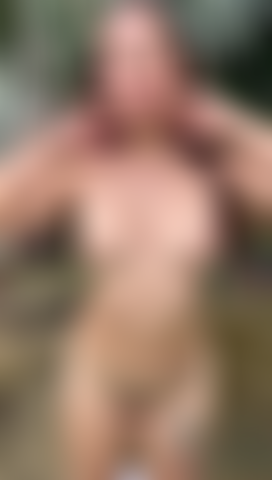 Je baise ma chatte chez moi.