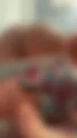 Le cul donne une fessée et secoue le frappe par derrière.