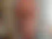 Je douche mon corps nu et courbé.