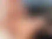 Adore les pieds. Enlève mes talons hauts et huile mes pieds mous. Vois comment je les masse et me suce les orteils. Mets aussi un énorme gode entre mes pieds matures....