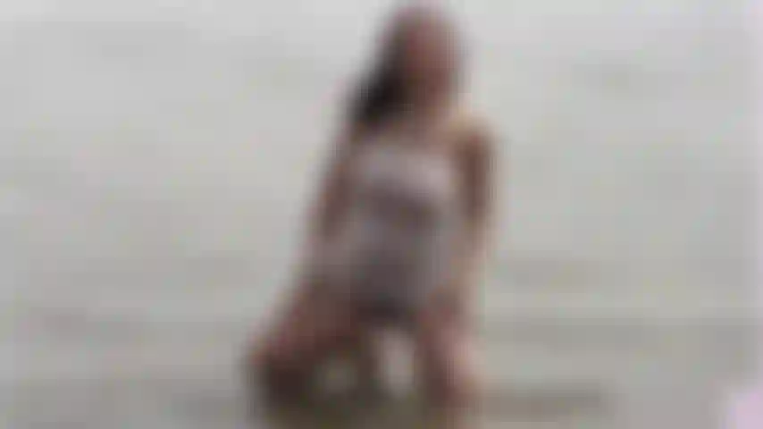 Jouant dans un lac, montrant mon corps.