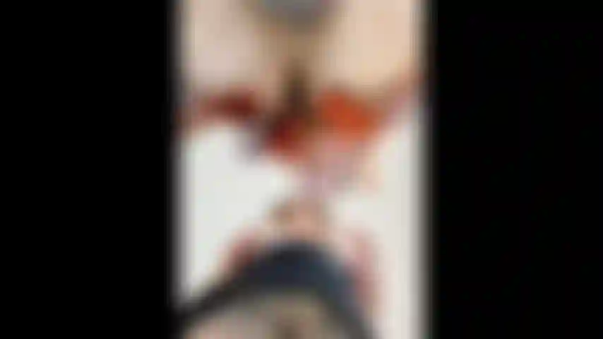 Vue d en dessous de notre jupe kissing et bubble gum. Upskirt et bubble gum show.