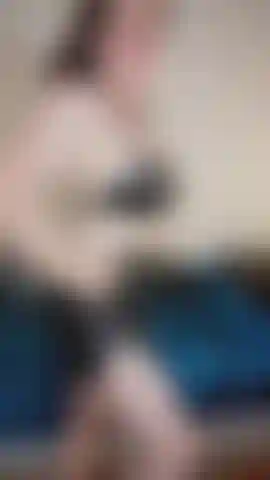 Domination extreme avec masque , gants noir , colier et bas noir en latex.