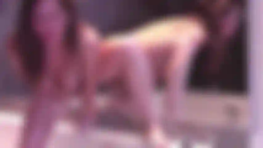 Une énorme insertion, mon gros jouet colle sur un miroir et je le baise. Double vue 3d.