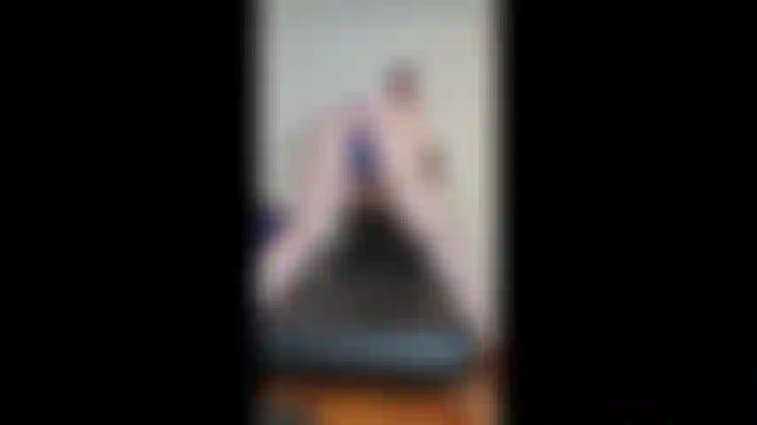Montrant mon corps seins nus debout et sous tous les angles.