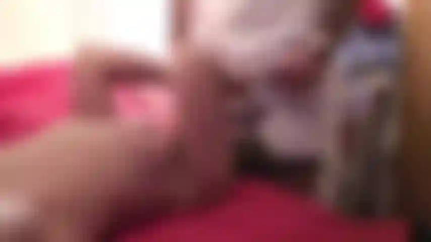 Caresse la bite jusqu'à ce qu'il éjacule sur mon visage.
