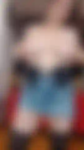 Twerk, plug anal, bas, trous écartés, seins énormes.