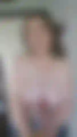 Je marche toute nue dans ma maison et je me masturbe.