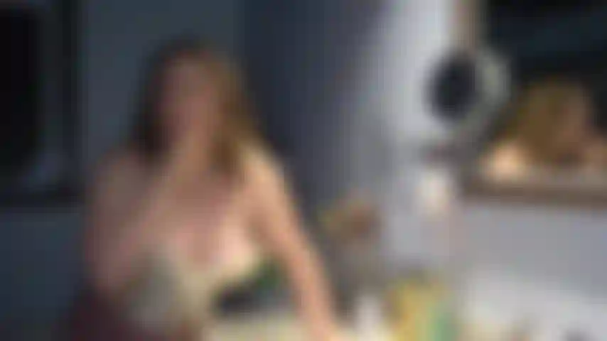 Je t écoutais parler l autre jour avec tes pots comme ta blonde est ennuyante .  je peux te montrer c est quoi une fille cochonne.  Je serai la copine parfaite. Je commencerai par..... jusqu'à jouir dans ma culotte pour que la leche et que par la suite tu l' as mets dans un des tiroir de meuf.