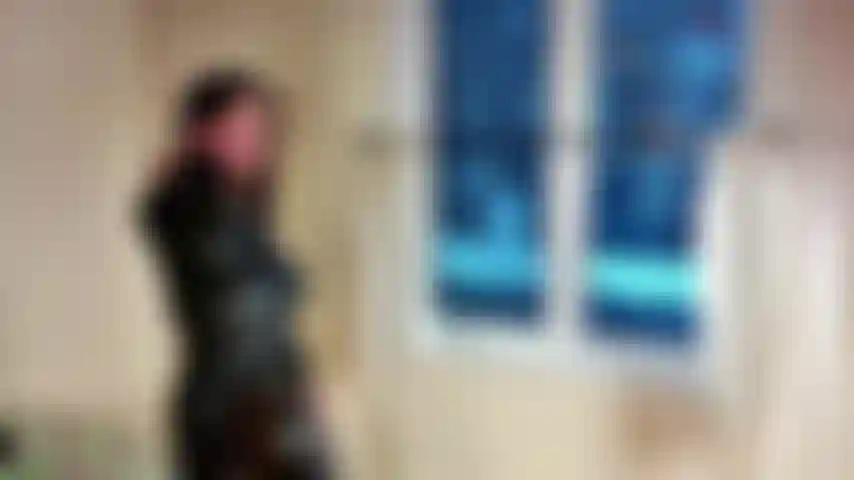 Vous ne pouvez pas arreter de fantasmer sur votre voisin sexy. Vous ne pouvez le faire que pour elle. Tu es devenu tellement dsespr que la seule faon de t'en sortir est de te branler sur elle tout en l'espionnant ct, en la regardant s'.