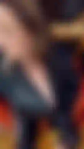 Les effets de mon poison ont commencé à se dissiper mais tu es trop faible pour résister à une autre dose. Approche-toi, je te fais signe de mes griffes acérées.. Détends-toi, j'ai mis ma cigarette sur mon manteau de cuir noir.