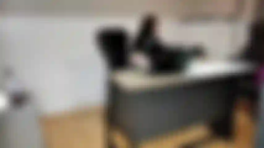 Chantage du patron je sais exactement ce que vous faites dans votre bureau alors que vous tes cens travailler ! En fait, j'ai des vidos de surveillance ici. En tant que patron, j'ai le droit de vous licencier immdiatement.