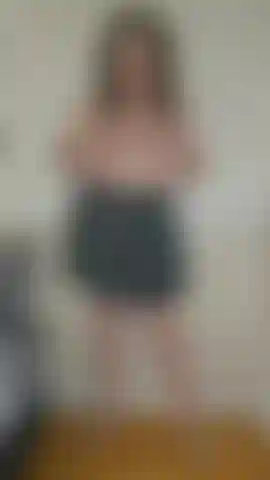 Une salope qui s'entraîne à gicler avec un gode.