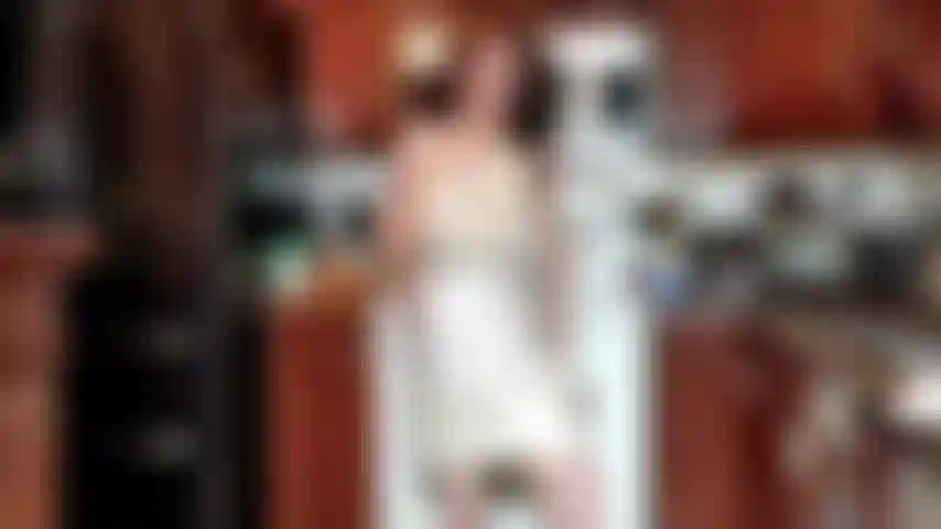 I spread whipcream on my body. Dans la cuisine je me badigeonne de creme fouetter.