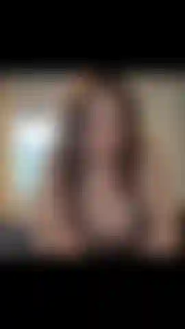 Dans ma chambre j'exhibe mon corps et notre très long gode.