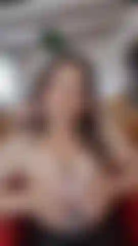 Les seins jouent, je me masturbe, la chatte se ferme, les seins rebondissent.