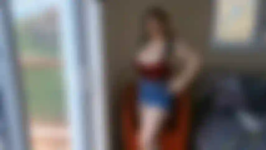 Streap tease et masturbation avec 2 dildos.