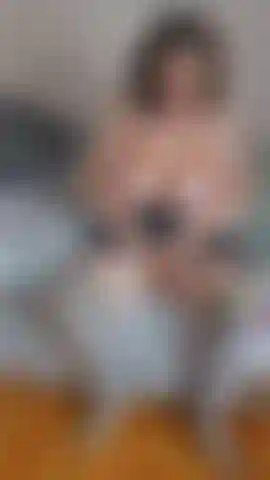 Je te taquine avec mon joli corps tout en courbes.