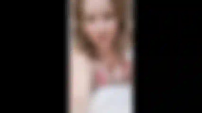 J insulte ta petite bit de merde branle mes seins et ride mon gode.