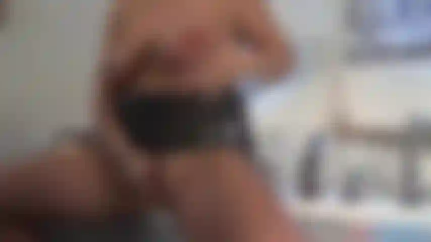 J'aime sucer mes mamelons, presser mes seins et frotter ma chatte.