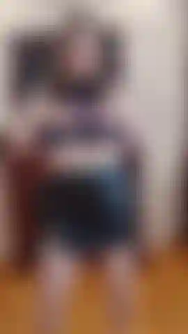 Montrant et caressant mes seins.