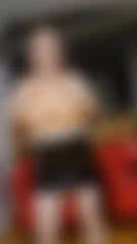 Jupe en latex, baise de seins, jeux de seins, énormes seins naturels, tétons durs, lotion, seins rebondissants, penchée.