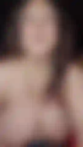 Écarte mes fesses et insère un plug anal dans des bas et des bottes en cuir.