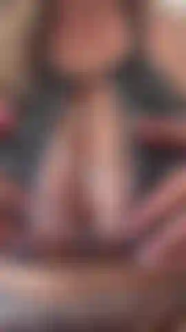 💦 Enduite d'huile, des mains partout sur moi… et ça devient très salissant. Tu penses pouvoir gérer la vidéo complète ? 😈.