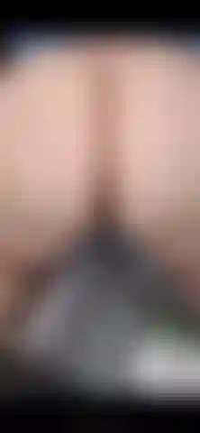 Je pousse depuis ma chatte à l'arrière d'une camionnette.