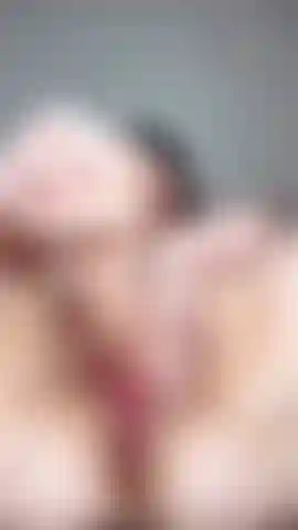 Gros plan, gode baise avec chatte taillée.