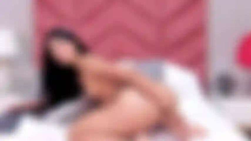 Cowgirl inversée avec un énorme gode et une chatte très humide.