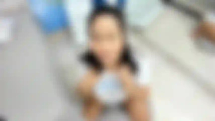 A genoux la magnifique brune s'amuse avec la bite de son mec.