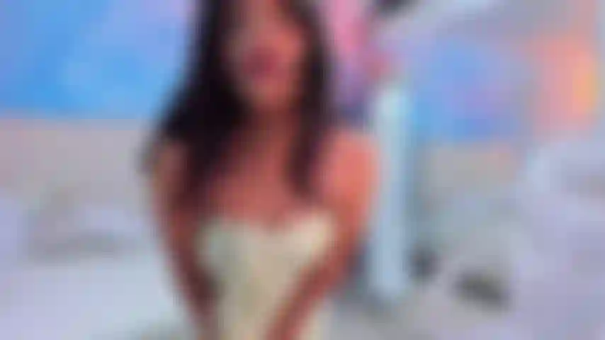 Le livreur de mon quartier apporte une pizza mais je le force à me prendre.