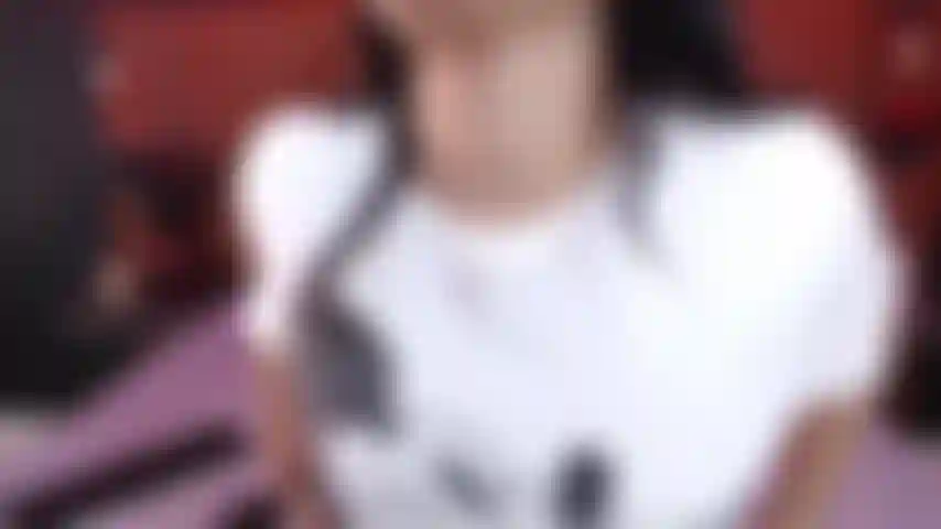 Ma colocataire me surprend en train de regarder du porno pendant que je me masturbe.