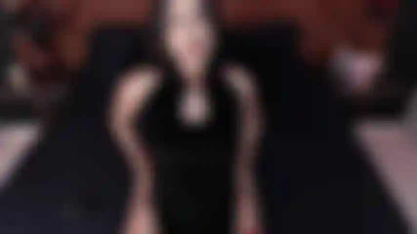 J'aime l'odeur de ma culotte mouillée après m'être masturbée en pensant à ma meilleure amie.