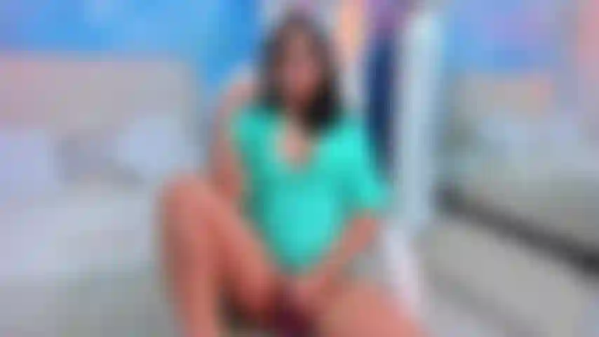 Je suis une secrétaire excitée, mon patron me surprend en train de me masturber.