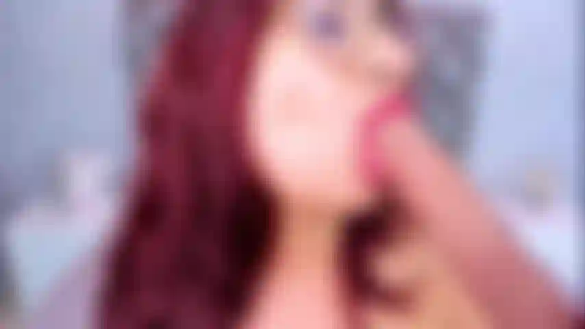 Une fille laisse la timidité en suçant une bite.