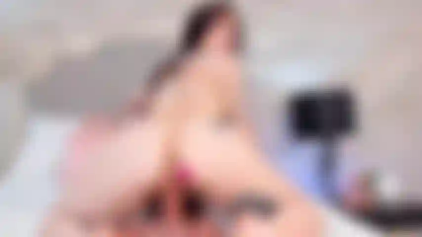 Ta bite est aussi dure que je l'aime, il est temps de la chevaucher.