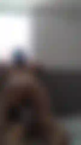 Espionnant à travers la fenêtre, puis j'ai touché le lit.