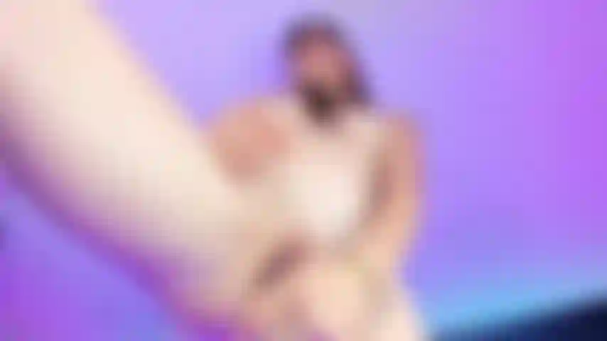 Un gode en verre magique dans ma chatte magique humide.