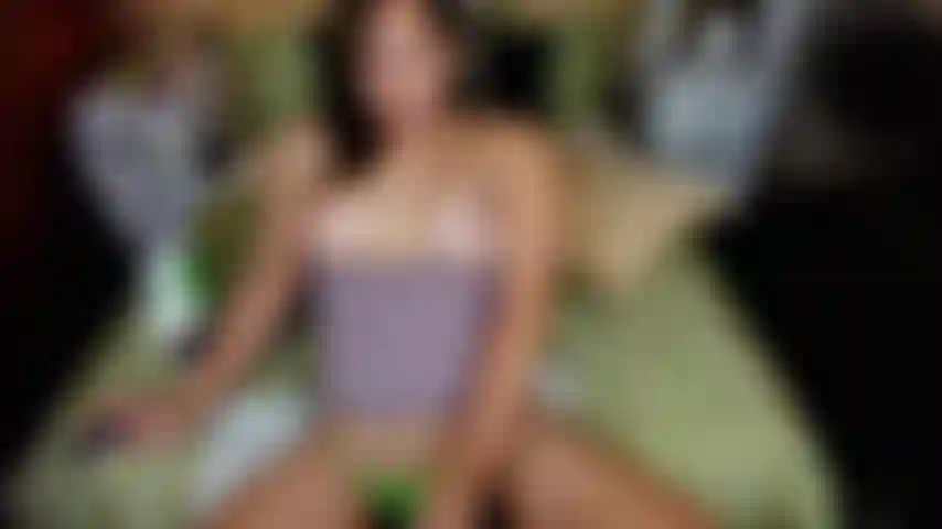 Grosse éjaculation sur mes gros nichons.