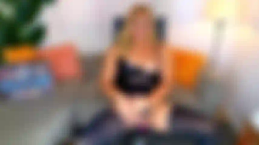 Je branle mon énorme putain de bite jusqu'à ce que j'explose partout sur mon corps sexy !