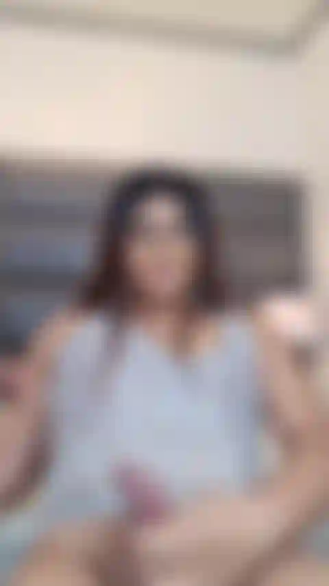 Je joue avec ma bite monstrueuse jusqu'à ce qu'elle explose et mange mon propre foutre.