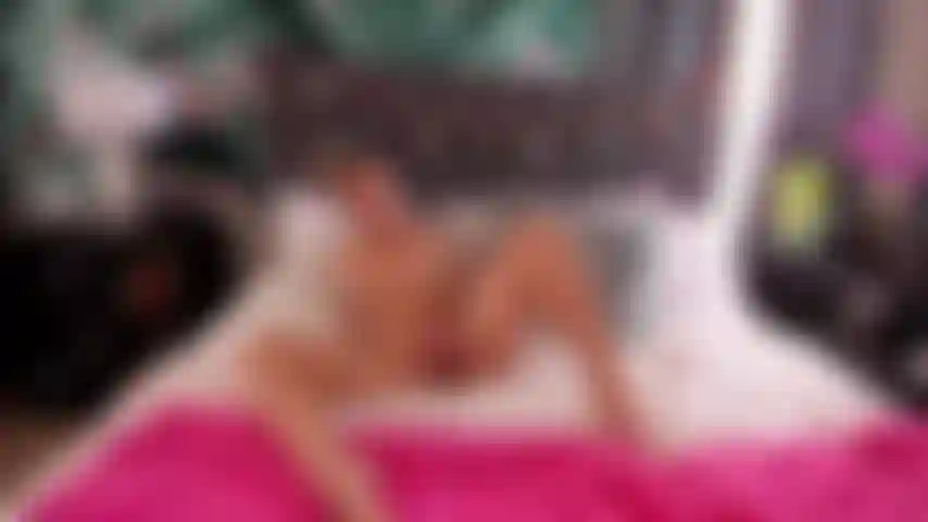 Regarde cette fille sexy nue jouir si fort et mouille partout sur son lit.